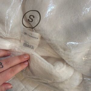 Versona Soft White Plush Throw Blanket